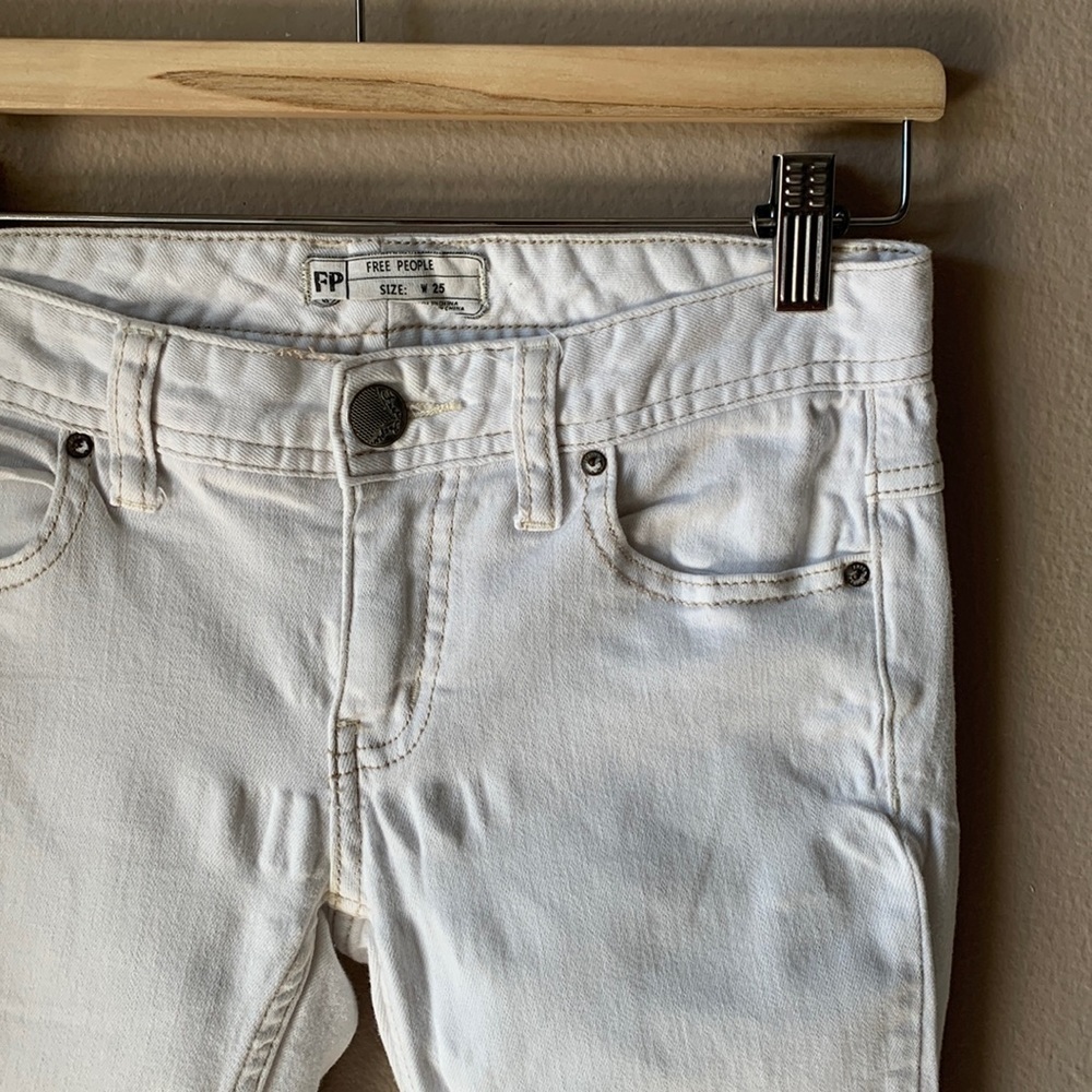 FREE PEOPLE White Ripped Skinny Ankle Jeans with Frayed Hem